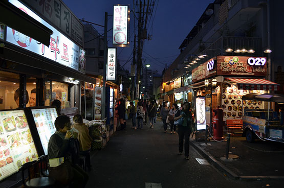 夜の新大久保 コリアンタウンストリート です 新大久保なう 新大久保コリアンタウン情報ならwow新大久保